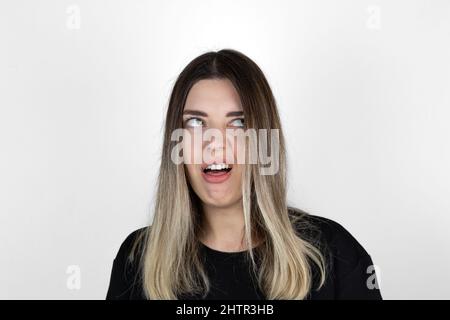 Junge blonde Frau über isolierten Hintergrund angewiderte Ausdruck, unzufrieden und ängstlich tun Ekel Gesicht, weil Abneigung Reaktion. Stockfoto