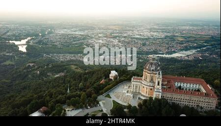 Drohnenaufnahme der Basilica Superga in Turin, Italien, Europa. Stockfoto