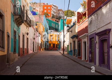 Mexiko, Guanajuato State, Guanajuato, eine farbenfrohe Straßenlandschaft der spanischen Kolonialstadt Stockfoto
