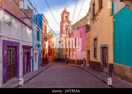 Mexiko, Guanajuato State, Guanajuato, eine farbenfrohe Straßenlandschaft der spanischen Kolonialstadt Stockfoto