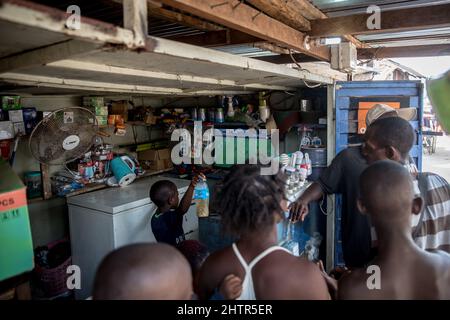 Freetown, Sierra Leone. 12. Januar 2022. Sierra Leoneans schaut sich ein Fußballspiel in Freetown an.Sierra Leone qualifizierte sich 2022 zum ersten Mal seit 26 Jahren für den Africa Cup of Nations und gab vielen lokalen Fußballspielern Hoffnung, dass sie künftig mehr internationale Chancen bekommen werden. (Foto: Sally Hayden/SOPA Images/Sipa USA) Quelle: SIPA USA/Alamy Live News Stockfoto