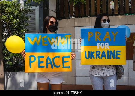 Bangkok, Thailand. 02. März 2022. Demonstranten halten Plakate während einer Demonstration gegen den russischen Angriff auf die Ukraine vor der russischen Botschaft in Bangkok. (Foto von Varuth Pongsapipatt/SOPA Images/Sipa USA) Quelle: SIPA USA/Alamy Live News Stockfoto