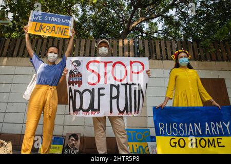 Bangkok, Thailand. 02. März 2022. Demonstranten halten Plakate während einer Demonstration gegen den russischen Angriff auf die Ukraine vor der russischen Botschaft in Bangkok. (Foto von Varuth Pongsapipatt/SOPA Images/Sipa USA) Quelle: SIPA USA/Alamy Live News Stockfoto