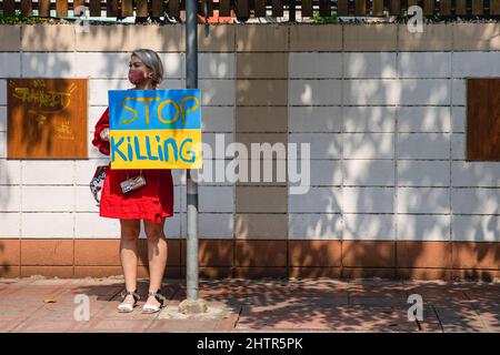 Bangkok, Thailand. 02. März 2022. Ein Protestler hält Plakat während einer Demonstration gegen den russischen Angriff auf die Ukraine vor der russischen Botschaft in Bangkok. (Foto von Varuth Pongsapipatt/SOPA Images/Sipa USA) Quelle: SIPA USA/Alamy Live News Stockfoto