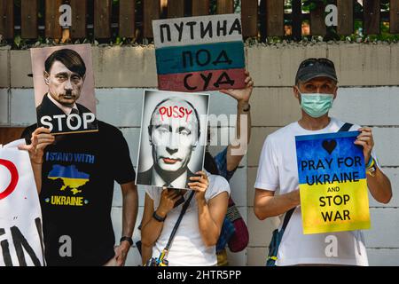 Bangkok, Thailand. 02. März 2022. Demonstranten halten Plakate während einer Demonstration gegen den russischen Angriff auf die Ukraine vor der russischen Botschaft in Bangkok. (Foto von Varuth Pongsapipatt/SOPA Images/Sipa USA) Quelle: SIPA USA/Alamy Live News Stockfoto