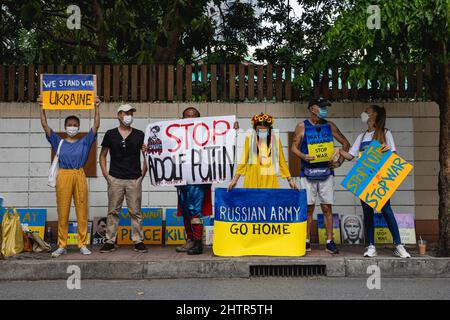 Bangkok, Thailand. 02. März 2022. Demonstranten halten Plakate während einer Demonstration gegen den russischen Angriff auf die Ukraine vor der russischen Botschaft in Bangkok. (Foto von Varuth Pongsapipatt/SOPA Images/Sipa USA) Quelle: SIPA USA/Alamy Live News Stockfoto