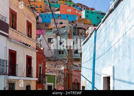 Mexiko, Guanajuato State, Guanajuato, eine farbenfrohe Straßenlandschaft der spanischen Kolonialstadt Stockfoto