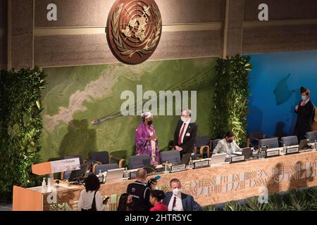 Espen Barth Eide, der Präsident der UNEA und der norwegische Klima- und Umweltminister, spricht mit Amina Mohammed, der stellvertretenden Generalsekretärin der Vereinten Nationen, während des Starts der UNEA-Konferenz. worldís Umweltversammlung der Vereinten Nationen die wichtigste Umweltentscheidungsstelle der Vereinten Nationen startete gestern mit einer Eröffnungsrede ihres Präsidenten Espen Barth Eide, der sich erneut für eine multilaterale Aktion zur Beendigung der Plastikverschmutzung ausgesprochen hatte. Ruanda und Peru hatten einen rechtsverbindlichen Resolutionsentwurf mit einem plastischen Ansatz für den gesamten Lebenszyklus vorgeschlagen. Stockfoto