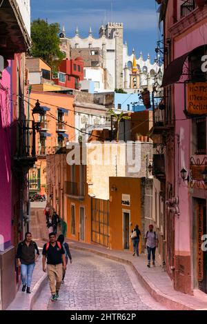 Mexiko, Guanajuato State, Guanajuato, eine farbenfrohe Straßenlandschaft der spanischen Kolonialstadt Stockfoto