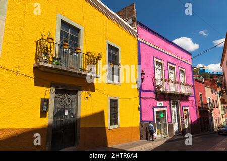 Mexiko, Guanajuato State, Guanajuato, eine farbenfrohe Straßenlandschaft der spanischen Kolonialstadt Stockfoto