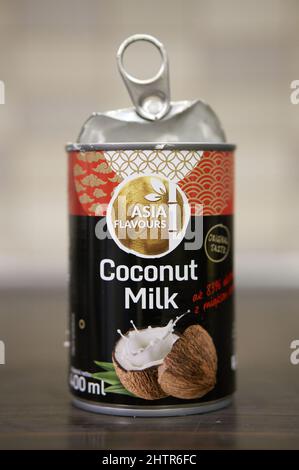 Vertikales Foto mit flachem Fokus der Marke Asia Flavors Kokosmilch in einer geöffneten Dose Stockfoto