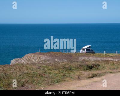 Ein Wohnmobil parkte auf einem Klippengelände in Porthcothan Bay Cornwall UK mit Meerblick im Sommer. Stockfoto