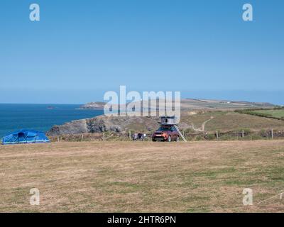 Ein Wohnmobil parkte auf einem Klippengelände in Porthcothan Bay Cornwall UK mit Meerblick im Sommer. Stockfoto