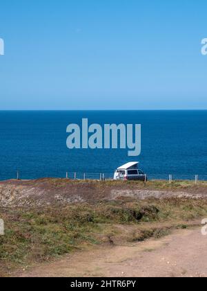 Ein Wohnmobil parkte auf einem Klippengelände in Porthcothan Bay Cornwall UK mit Meerblick im Sommer. Stockfoto