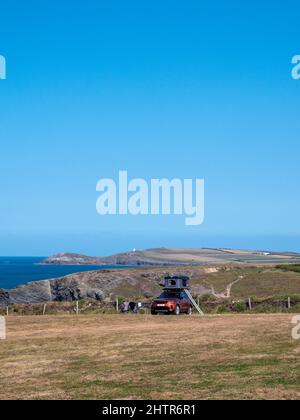 Ein Wohnmobil parkte auf einem Klippengelände in Porthcothan Bay Cornwall UK mit Meerblick im Sommer. Stockfoto