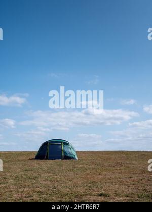 Ein Wohnmobil parkte auf einem Klippengelände in Porthcothan Bay Cornwall UK mit Meerblick im Sommer. Stockfoto