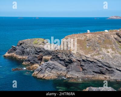 Ein Wohnmobil parkte auf einem Klippengelände in Porthcothan Bay Cornwall UK mit Meerblick im Sommer. Stockfoto