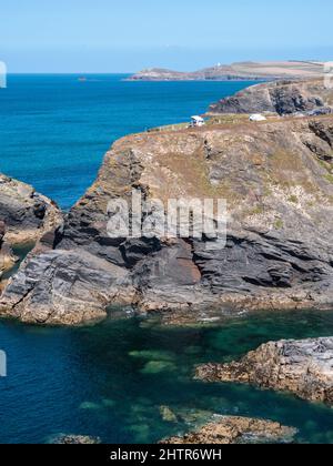 Ein Wohnmobil parkte auf einem Klippengelände in Porthcothan Bay Cornwall UK mit Meerblick im Sommer. Stockfoto