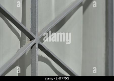 Alte Landhaustür mit grauen schmiedeeisernen Gittern in Nafplio, Griechenland. Stockfoto