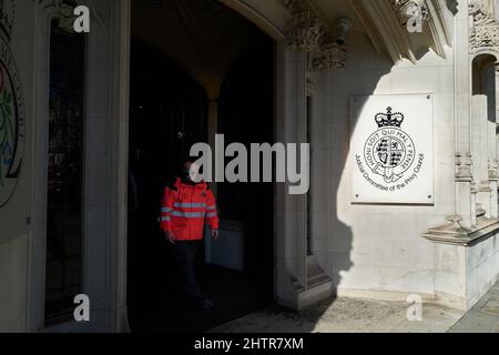 Eingang zum Obersten Gerichtshof, dem letzten Berufungsgericht im Vereinigten Königreich für die meisten Angelegenheiten, Parliament Square, London, England. Stockfoto