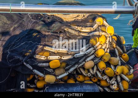 Ein Fischernetz mit Seilen und Schnur auf dem Deck Stockfoto