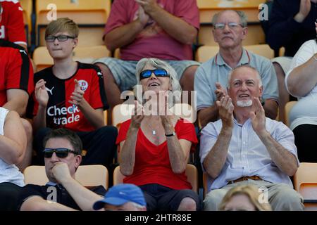 Crawley Town Fans gesehen während des Sky Bet League 2-Spiels zwischen Cambridge United und Crawley Town im Abbey Stadium in Cambridge. 22. August 2015. James Boardman / Telephoto Images +44 7967 642437 Stockfoto