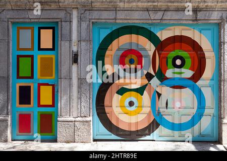 Mexiko, Guanajuato, San Miguel de Allende, grafisch bemalte Türen und auf einer Straßenlandschaft Stockfoto