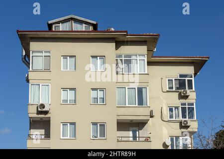 ISTANBUL, TÜRKEI - 10. JANUAR 2022: Blick von den Straßen Istanbuls, generische Architektur in Kadikoy, der anatolischen Seite Istanbuls. Stockfoto