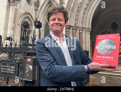 Tom Burgis außerhalb der Royal Courts of Justice in London, nachdem ein hoher Richter eine Verleumdungsklage gegen ihn wegen seines Buches Kleptopia: How Dirty Money is Conquering the World abgewiesen hatte. Eurasian Natural Resources Corporation (ENRC) verklagte den Journalisten der Financial Times Tom Burgis wegen seines Buches, das im September 2020 erstmals bei Harper Collins veröffentlicht wurde. Bilddatum: Mittwoch, 2. März 2022. Stockfoto