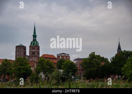 Die Skyline der Hansestadt Stralsund mit den Kirchtürmen der St. Nikolai Kirche Stockfoto