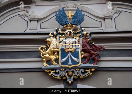 Stralsund, Deutschland 24. Juni 2021, das Stadtwappen der Stadt Stralsund auf dem Rathaus Stockfoto