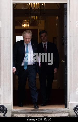 London, Großbritannien, 02/03/2022, Premierminister Boris Johnson verlässt die Downing Street 10, London, mit dem Botschafter der Ukraine im Vereinigten Königreich, Vadym Prystaiko, um an den Fragen des Premierministers im Parlament teilzunehmen. Quelle: Joao Daniel Pereira/Alamy Live News Stockfoto