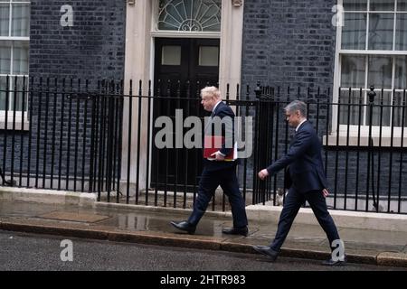 London, Großbritannien, 02/03/2022, Premierminister Boris Johnson verlässt die Downing Street 10, London, mit dem Botschafter der Ukraine im Vereinigten Königreich, Vadym Prystaiko, um an den Fragen des Premierministers im Parlament teilzunehmen. Quelle: Joao Daniel Pereira/Alamy Live News Stockfoto