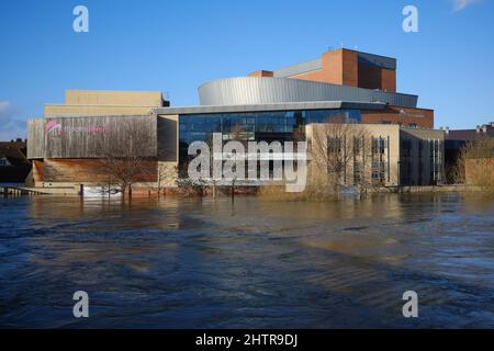 Theater Severn und hohe Wasserstände auf dem Fluss Severn in Shrewsbury, Großbritannien Stockfoto
