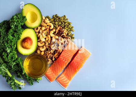 Overhead-Ansicht von frischen Omega-3-Lebensmitteln: Eine Vielzahl von gesunden Lebensmitteln wie Fisch, Nüsse, Samen, Obst, Gemüse, Und Öl reich an Omega-3-Nährstoffen Stockfoto