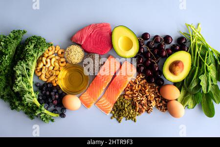 Overhead-Ansicht von frischen Omega-3-Lebensmitteln: Eine Vielzahl von gesunden Lebensmitteln wie Fisch, Nüsse, Samen, Obst, Gemüse, Und Öl reich an Omega-3-Nährstoffen Stockfoto