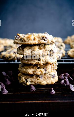 Softcharge-Frischkäse-Schokoladenchip-Cookies: Nahaufnahme von zähigen Schokoladenchip-Cookies Stockfoto