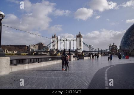 Queen's Walk Promenade und Tower Bridge. London, Großbritannien 18.. Februar 2022. Stockfoto