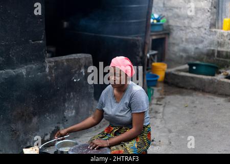 Abstrakte verschwommene Passagiere im Hintergrund eines asiatischen Flughafens. Die Bewegung verschwimmte von Menschen, die den Flur entlang gingen. Stockfoto