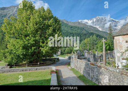 Sommerlandschaft der Alpen. Macugnaga, wichtiger Ferienort, Italien. Berglandschaft mit Monte Rosa Stockfoto