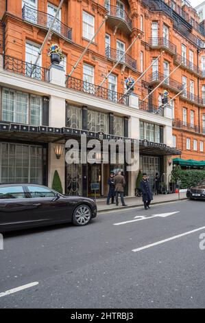 Außenansicht des Haupteingangs von Claridges, einem luxuriösen 5-Sterne-Hotel in Mayfair, London, England, Großbritannien Stockfoto