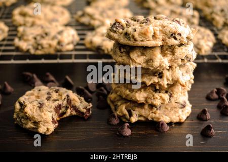 Softcharge-Frischkäse-Schokoladenchip-Cookies: Nahaufnahme von zähigen Schokoladenchip-Cookies Stockfoto