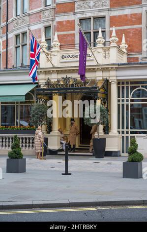 Aktivität am Haupteingang des Connaught Hotels, Mayfair, London, England, Großbritannien Stockfoto