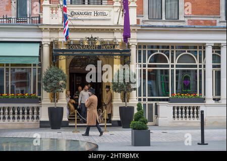 Aktivität am Haupteingang des Connaught Hotels, Mayfair, London, England, Großbritannien Stockfoto