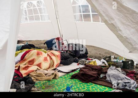 Medyka, Polen. 02. März 2022. Die Afrikaner schlafen in einem großen Zelt an der Grenze.in Medyka und Przemy?l (Südostpolen) sind Hunderte von nicht-Ukrainern in der Stadt. Zu den Menschen, die aus Sicherheitsgründen vor dem Krieg in der Ukraine fliehen, gehören Bürger afrikanischer, asiatischer und nahöstlicher Länder. Ihr Leben wurde zusammen mit den Ukrainern verunglimmen. Die Züge und Busse, die Menschen nach Polen bringen, befördern eine beträchtliche Anzahl ausländischer Studenten, Arbeiter und anderer. (Foto von Attila Husejnow/SOPA Images/Sipa USA) Quelle: SIPA USA/Alamy Live News Stockfoto