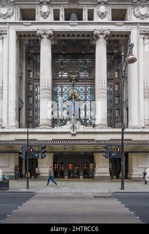 Haupteingang zum Kaufhaus Selfridges mit der Art-Deco-Uhr der Königin der Zeit über dem Vordach des Eingangs. Oxford Street, London, England, Großbritannien Stockfoto