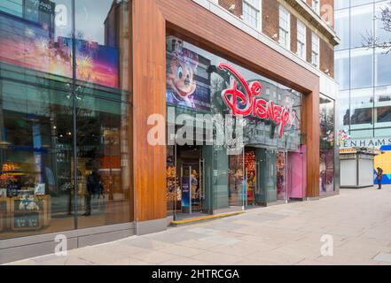 Disney-Einzelhandelsgeschäft, das offizielle Spielzeuge, Kleidung und Sammlerstücke von Figuren verkauft. Oxford Street, London, England, Großbritannien Stockfoto