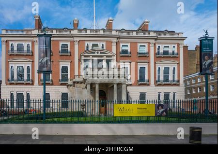 Außenansicht des Hertford House, Heimat des Wallace Collection Museums. Manchester Square, London, England, Großbritannien. Stockfoto