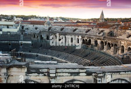 Arena von Nimes bei Sonnenuntergang, antikes römisches Amphitheater Stockfoto