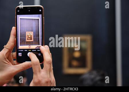 Mona Lisa Joconde Gioconda Louvre Paris Leonardo Da Vinci Besucher Touristen fotografieren Menschenmassen Stockfoto